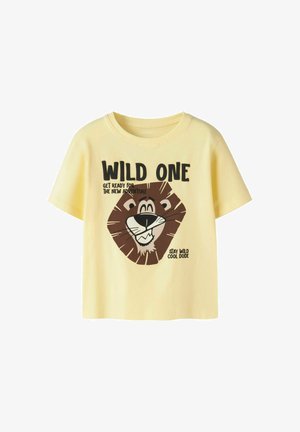 Geel kinder T-shirt met een glimlachend leeuwengezicht en zwarte tekst waarop staat "Wild One" en "Maak je klaar voor het nieuwe avontuur, blijf wild, coole kerel."