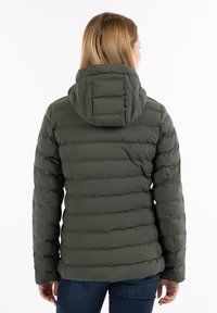 Jachetă umplută de culoare verde măslin, cu glugă, având un design matlasat și manșete elastice. Vederea din spate arată cusături verticale și o textură netedă.