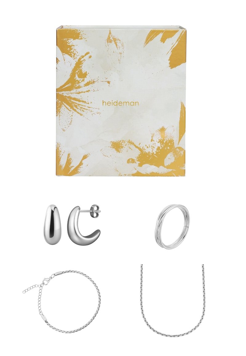 Zilveren sieradenset bevat twee paar oorbellen (één druppelvormig en één halvemaan), een gedraaide draadring, een kettingarmband en een ketting.