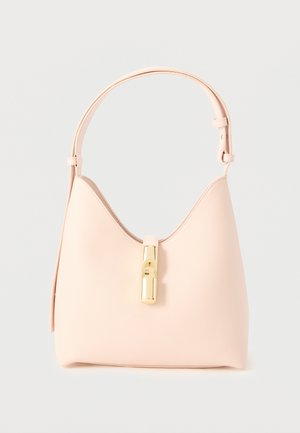 Ροζ δερμάτινη τσάντα χειρός με απαλή υφή, καμπυλωτό σώμα και χρυσή αγκράφα στο κέντρο. Διαθέτει ρυθμιζόμενο λουρί ώμου.