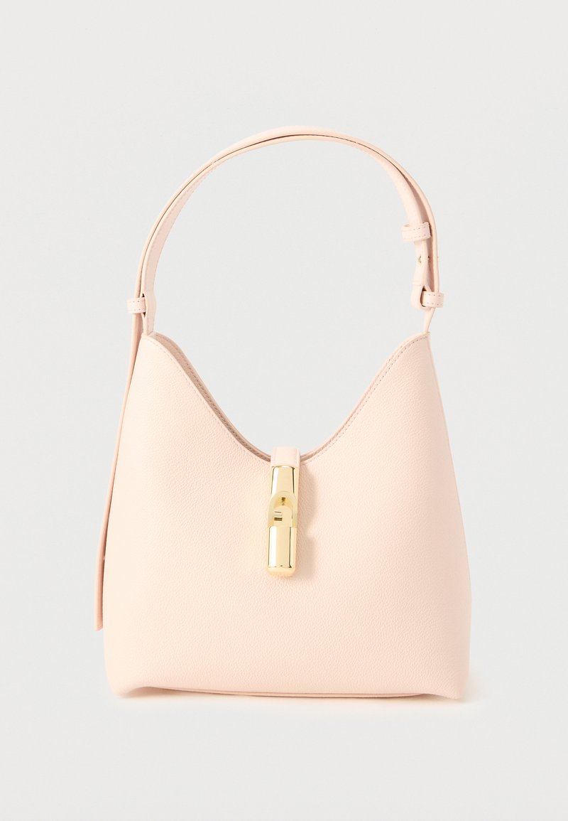 Ροζ δερμάτινη τσάντα χειρός με απαλή υφή, καμπυλωτό σώμα και χρυσή αγκράφα στο κέντρο. Διαθέτει ρυθμιζόμενο λουρί ώμου.
