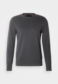 Pull à col rond gris foncé pour homme, manches longues, avec un petit logo Tommy Hilfiger sur le côté gauche de la poitrine.