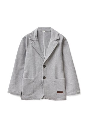 Veste grise en tissu texturé, avec un col cranté, deux poches avant et une étiquette accent marron sur le côté inférieur gauche.