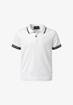 Polo bianca a maniche corte con rifiniture nere su collo e maniche, caratterizzata da bottoni neri e testo "RICHMOND" sui bordi delle maniche.