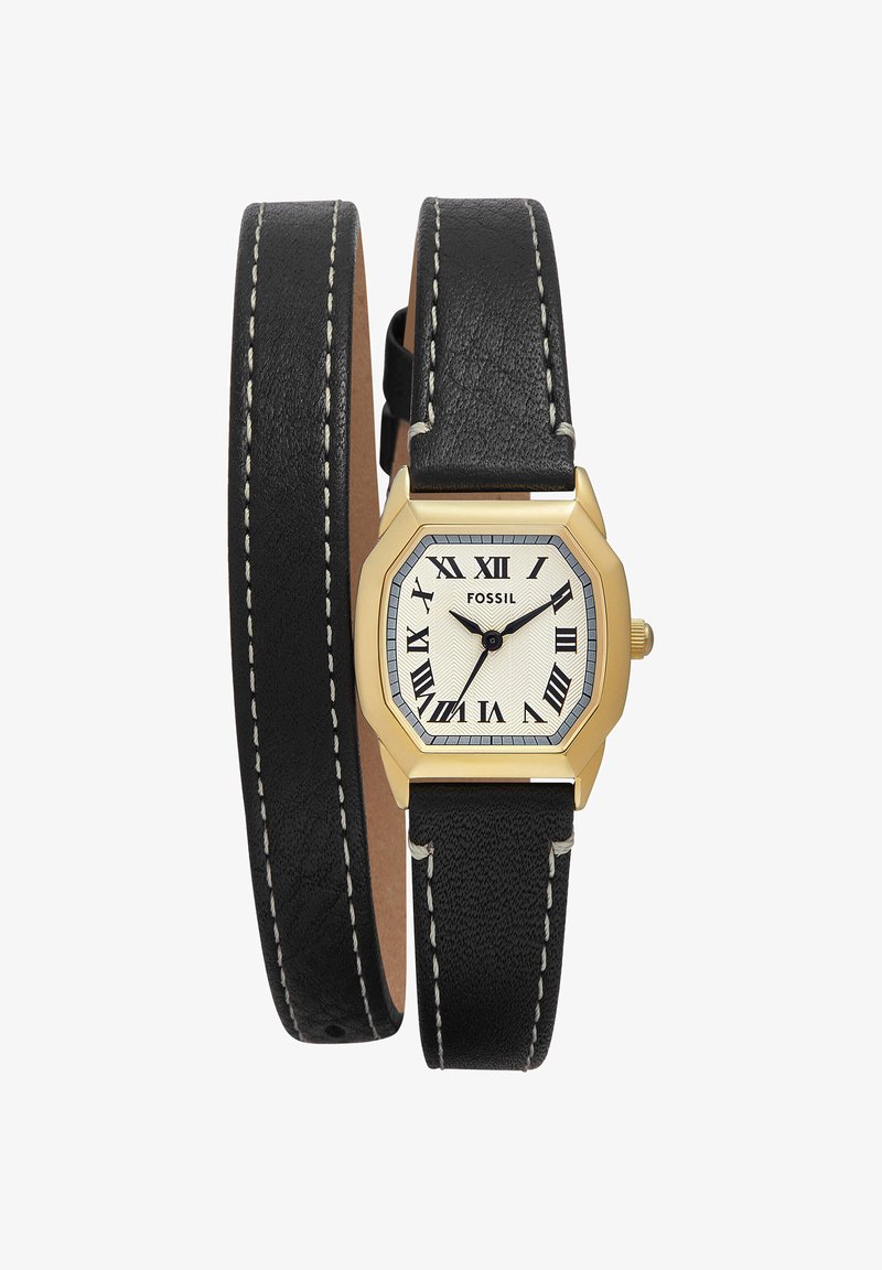 Montre carrée dorée avec cadran blanc, chiffres romains noirs et bracelet en cuir noir double tour avec surpiqûres blanches, marque Fossil.