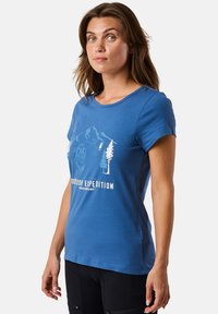 Blå bomullströja med korta ärmar, rund halsringning, med ett grafiskt motiv av en björn och berg, märkt "UTOMHUS EXPEDITION."