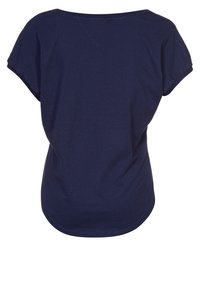 Marinblå bomullströja med korta ärmar, rundad halsringning och böjd fåll. Mjuk textur med sömnadsdetaljer vid sömmarna.