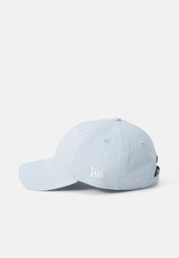 Hellblaues Baseballcap aus Baumwolle mit gebogenem Schirm, featuring genähte Details und ein gesticktes weißes Logo auf der Vorderseite.