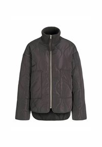 Veste matelassée noire avec un col montant, une fermeture éclair avant complète et deux poches avant ; présente une texture lisse et des motifs de couture arrondis.