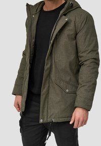 Olivgrüner Parka aus strukturiertem Stoff, mit Reißverschluss vorne, Kapuze und Kordelzugsaum. Verfügt über silberne Hardware und seitliche Taschen.