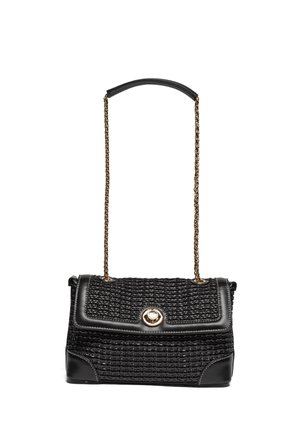 Borsa nera intrecciata con rifiniture in pelle, chiusura girevole dorata e tracolla a catena dorata con spallina in pelle.