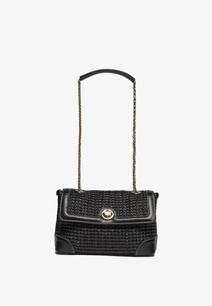 Borsa nera intrecciata con rifiniture in pelle, chiusura girevole dorata e tracolla a catena dorata con spallina in pelle.