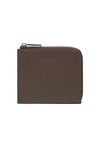 Portefeuille en cuir marron texturé avec fermeture éclair, présentant un logo en relief discret à l'avant et une forme rectangulaire compacte.