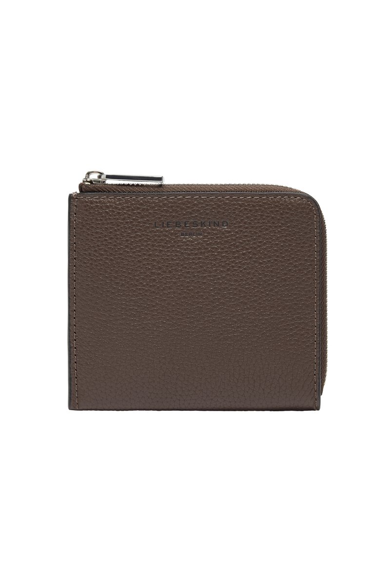 Portefeuille en cuir marron texturé avec fermeture éclair, présentant un logo en relief discret à l'avant et une forme rectangulaire compacte.