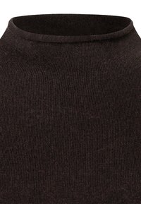 Pullover marrone a collo alto lavorato a maglia, caratterizzato da una texture a coste, con una vestibilità aderente e dettagli minimi, che esaltano il suo design semplice e funzionale.