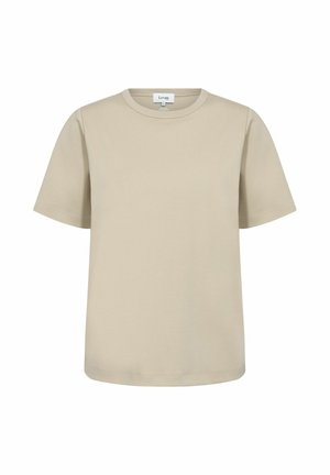 Béžové tričko s krátkym rukávom a okrúhlym výstrihom, so rovnou spodnou hranou a malou značkovou štítkom prišitým vo vnútri výstrihu.