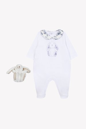 Witte baby rompertje met een konijnenprint en bloemenkraag. Vergezeld door een zacht, pluche konijntje in crème met bruine accenten.