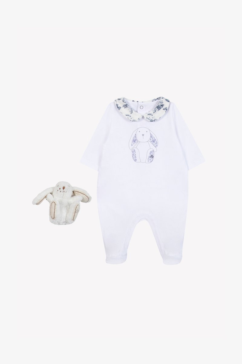 Weißer Babystrampler mit einem Hasenprint und floralem Kragen. Begleitet von einem weichen, plüschigen Hasen-Spielzeug in Creme mit braunen Akzenten.