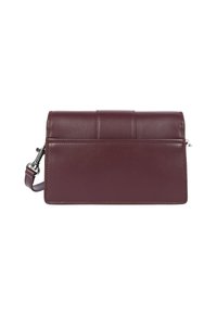 Borsa in pelle borgogna con design a busta, texture liscia e tracolla removibile. Presenta accenti cuciti orizzontali sulla parte anteriore.