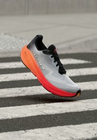 Επιλέχθηκε, white/black/orange pop