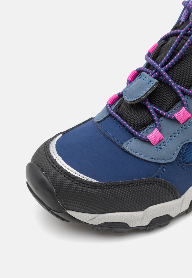 Niebieskie buty trekkingowe z gumową czarną osłoną palców, różowymi akcentami na sznurówkach i teksturowaną podeszwą dla lepszej przyczepności. Górna część wykonana z siateczki i materiałów syntetycznych.