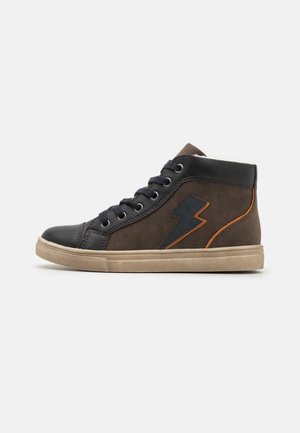 High-top trainers - brown