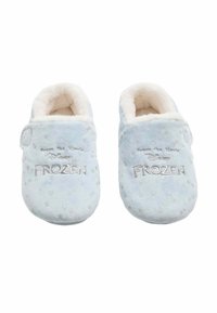 Jasnoniebieskie kapcie wykonane z miękkiego pluszowego materiału, z puszystym białym wykończeniem, srebrnym napisem "FROZEN" i małymi wzorami gwiazdek na powierzchni.