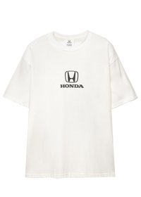 Hvid T-shirt med korte ærmer og sort Honda-logo samt tekst centreret på brystet, vist imod en ensfarvet baggrund.