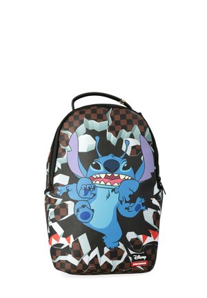 Mochila con patrón de cuadros marrones y negros con el personaje azul de dibujos animados Stitch rompiendo un diseño de muro.