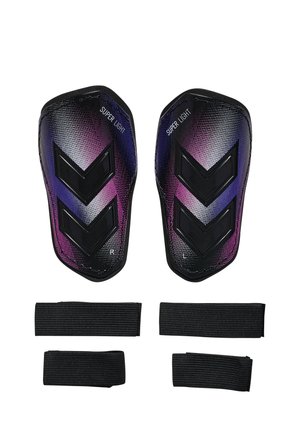 Para czarnych i fioletowych gradientowych ochraniaczy na goleń z napisem „super lekki” oraz dwoma czarnymi elastycznymi paskami do mocowania.