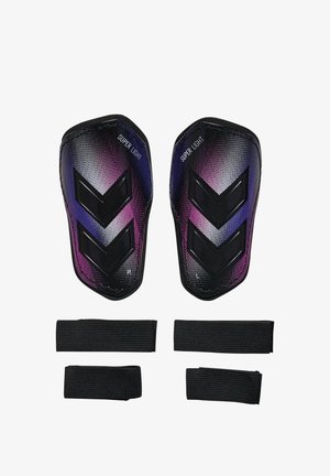 Paar schwarzer und violetter Verlaufs-Schienbeinschoner mit der Aufschrift „super leicht“ und zwei schwarzen elastischen Bändern zum Fixieren.