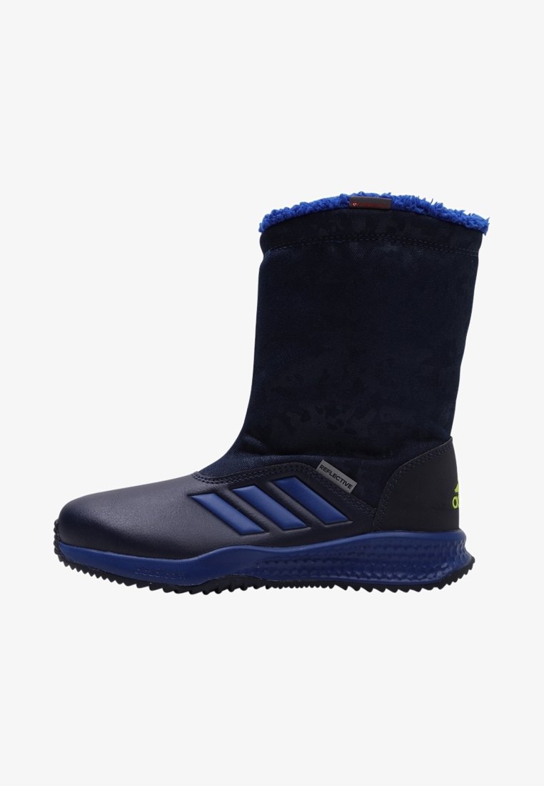 Námořnické modré voděodolné boty s hustým modrým límcem, texturovaným svrškem, třemi reflexními pruhy a pevnou, protiskluzovou podešví.