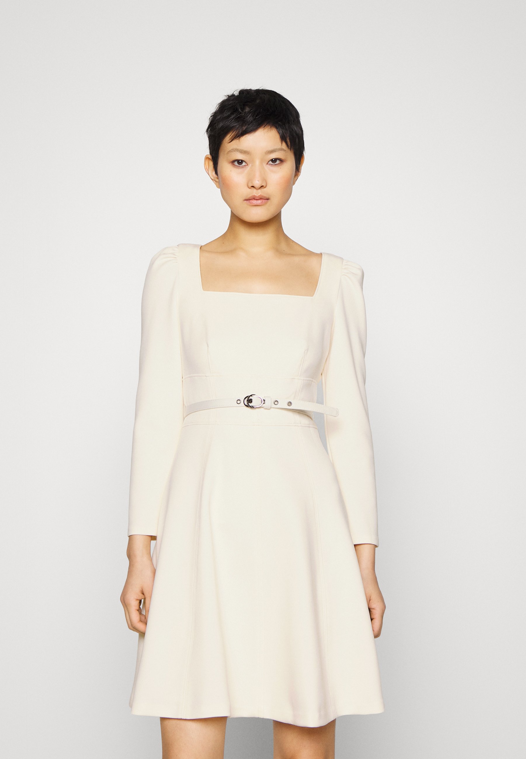 DKNY SQUARE NECK BELTED FLARE Vestido - buttercream/crema - Zalando.es