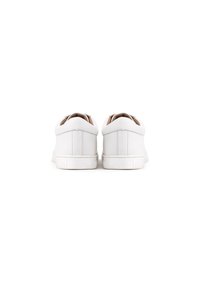 Białe skórzane sneakersy o niskim profilu i okrągłym nosku. Widok z tyłu ukazuje teksturowaną tylną część i minimalistyczny design. Widoczna jest gumowa podeszwa.
