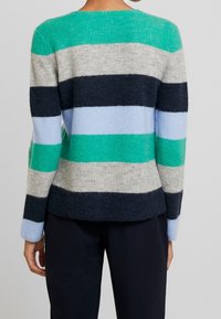 Pull rayé multicolore en sarcelle, gris, marine et bleu clair. Tricot doux et texturé avec manches longues et encolure arrondie.