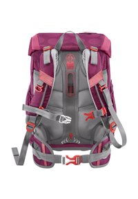 Lila und grauer Rucksack mit gepolsterten Trägern, Netzseitentaschen, roten Akzenten und verstellbaren Funktionen. Enthält ein Logo und markante Designelemente.