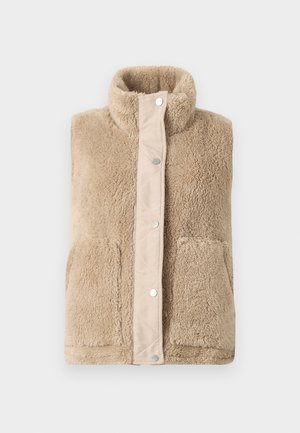 Chaleco sin mangas de forro polar beige suave con cuello alto, botones de presión en la parte delantera y dos bolsillos frontales.