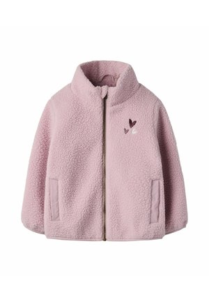 Pink fleece jakke med lynlås og opretstående krave, to forlommer og tre små broderede hjerter på venstre bryst.
