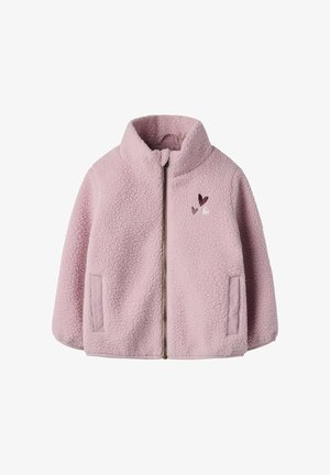 Roza flis jakna na patent s ovratnikom na stoj, dva prednja džepa i tri mala izvezena srca na lijevoj strani prsa.