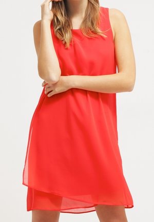 Červené šaty bez rukávů z lehké, průsvitné látky s asymetrickým lemem, jednoduchého designu a hladké textury.