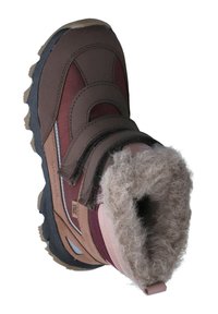 Bruine winterboot met een bontgevoerde opening, klittenbandsluitingen, waterdicht materiaal, rubberen zool en contrasterende kastanjebruine en beige accenten.