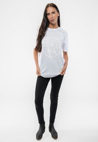 Paradiso Clothing FLEETWOOD HI-BUILD CLASSIC LOGO - Print T-shirt - white