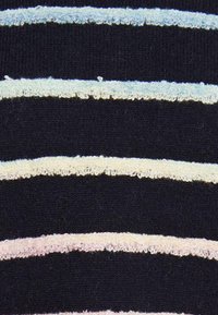 Sötét navy kötött anyag, világoskék, krémszínű és puha rózsaszín vízszintes csíkokkal, amely texturált, bolyhos felülettel rendelkezik.