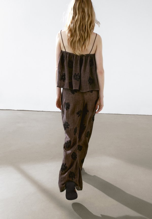 FLOWING TEXTURED WITH EMBROIDERED DETAIL - Trousers3