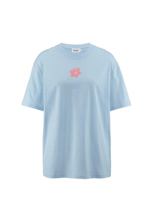 Lichtblauw T-shirt met korte mouwen van katoen, met een roze bloemenafbeelding in het midden. Ronde hals en een ontspannen pasvorm.