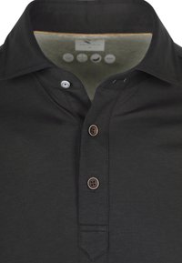 Zwarte poloshirt met een kraag, voorzien van twee bruine knopen en een enkele blauwe knop. Zacht stof met een gladde textuur en subtiele stikseldetails.