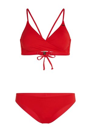 Rød bikini-sett med triangel-bh med justerbare stropper og knyting i midten, kombinert med matchende midjehøye truser.
