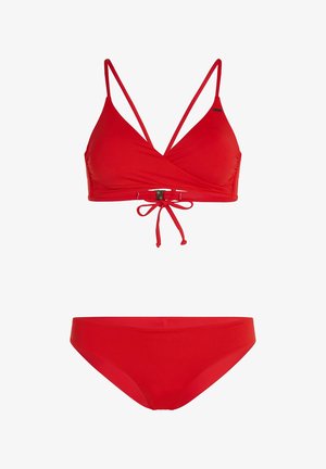 Červený bikinový set obsahující trojúhelníkový bralet s nastavitelnými popruhy a zavazováním uprostřed, doplněný o odpovídající středně vysoké spodní díly.