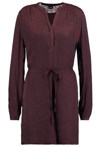 Długo rękawowa sukienka w ciemnym burgundzie z koronkowym wykończeniem przy kołnierzyku i paskiem w talii, wykonana z lekkiego materiału.