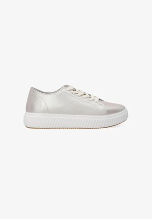 Silberne Leder-Sneaker mit strukturiertem Finish, runder Zehenpartie, weißer Gummisohle und beigen Schnürsenkeln. Schlankes Design mit minimalistischen Akzenten.